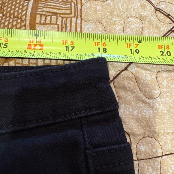 Universal Thread Black cuffed Women's Jean Shorts size 16/33R - Picture 5 of 7
